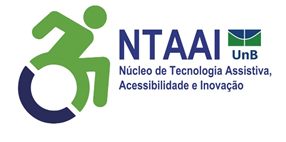 Logo. En letras azules pone en portugués: NTAAI: Núcleo de Tecnologías de Apoyo, Accesibilidad e Innovación. A la izquierda del texto, en verde y azul una figura en silla de ruedas con el tronco hacia adelante y los codos levantados hacia atrás, indicando que está en movimiento. A la derecha, el logo de la UnB, en los mismos colores
